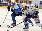 Plze�sk� Martin Straka (vlevo) st�h� prchaj�c�ho Jakuba Svobodu z Komety.