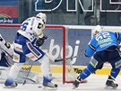 PROTLA�� PUK DO BRANKY? Plze�sk� Michal Dvo��k (vpravo) z t�hle akce obranu