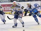 �tok Komety Brno se sna�� naru�it plze�sk� Franti�ek Kaberle (vpravo).