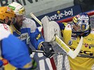 BOJ. Zl�nsk� defenziva v �ele s brank��em Lubo�em Hor�i�kou (vpravo) odol�v�