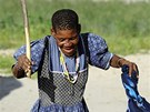 �ena p�i ob�adn�m tanci ve vesnici Molapo v Kalahari 