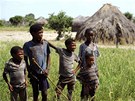 D�ti ve vesnici Molapo v Kalahari 