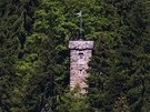 Pod svateb�any se v l�t� 2010 probo�ily tr�my mostku na hr�dku Aichelburg na...