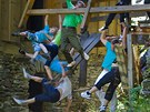 Pod svateb�any se v l�t� 2010 probo�ily tr�my mostku na hr�dku Aichelburg na...