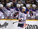 HATTRICK. Ale� Hemsk� z Edmontonu p�ij�m� gratulace ke t�et�mu g�lu proti