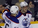 USM�V ST�ELCE. Ale� Hemsk� (vpravo) z Edmontonu se t�� z g�lu, gratuluje mu