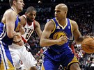Richard Jefferson (vpravo) z Golden State vyu��v� clonu spoluhr��e Davida Leeho