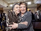 Here�ky Ji�ina Jir�skov� a Ji�ina Bohdalov� dostaly od prim�tora Bohuslava