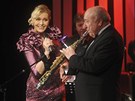 Helena Vondr��kov� zp�v� za doprovodu Felixe Slov��ka