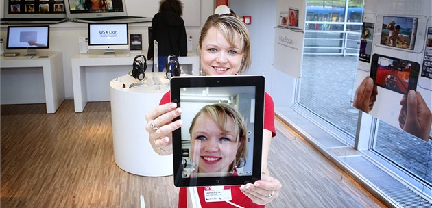 V p�tek dopoledne Apple zah�jil prodej nov�ho iPadu v �esku. Sn�mek je z