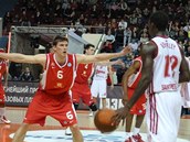 Pavel Pumprla z Nymburka br�n� soupe�e z Petrohradu ve �tvrtfin�le Eurocupu. 