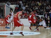 Lamayn Wilson z Nymburka (v �erven�m) br�n� ve �tvrtfin�lov� odvet� Eurocupu na