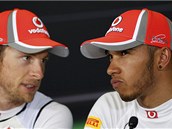 T�MOV� KOLEGOV�. Brit�� piloti formule 1 Jenson Button (vlevo) a Lewis Hamilton