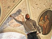 Restaurátor Daniel Václavík při práci na stropu v bývalé jídelně piaristického Restaurátor Daniel Václavík při práci na stropu v bývalé jídelně piaristického