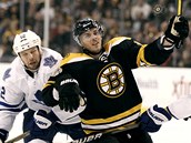 ZKROT�M HO. David Krej�� z Bostonu se v utk�n� proti Torontu sna�� lapit puk ve