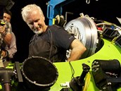 James Cameron je zn�m svou v�n� pro oce�ny a pou�il z�b�r� z ponorek i v