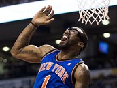 Amar´e Stoudemire z New Yorku sleduje, jak dopadne jeho střelecký pokus.