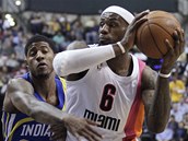 Paul George (vlevo) z Indiany hlídá LeBrona James z Miami.