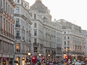 Na Regent Street najdete i obchody s kvalitn�j�� m�dou typu Reiss, Whistles �i