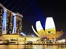 Hotel V Marina Bay a muzeum um�n� v Singapuru za norm�ln�ch okolnost� do tmy...