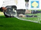 BRANKÁ� V SÍTI. �t�pán Kolá�, gólman �i�kova, se svíjí za brankovou �arou po...