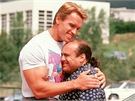 Schwarzenegger a DeVito ve filmu Dvojčata Schwarzenegger a DeVito ve filmu Dvojčata