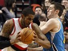  LaMarcus Aldridge (vlevo) z Portlandu se sna�� prosadit p�es br�n�c�ho Jasona