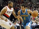 Marco Belinelli z New Orleans obch�z� LaMarcuse Aldridge z Portlandu.