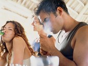 Cigarety a alkohol vám možná dodají sebevědomí na baru, při milostných hrátkách