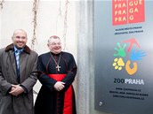 Ředitel Zoo Praha Miroslav Bobek a kardinál Dominik Duka s novým logem.