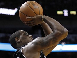 Mario Chalmers z Miami při střele na koš Dallasu. Mario Chalmers z Miami při střele na koš Dallasu.