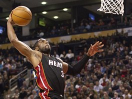 Dwyane Wade z Miami letí k obroučce Toronta. Dwyane Wade z Miami letí k obroučce Toronta.