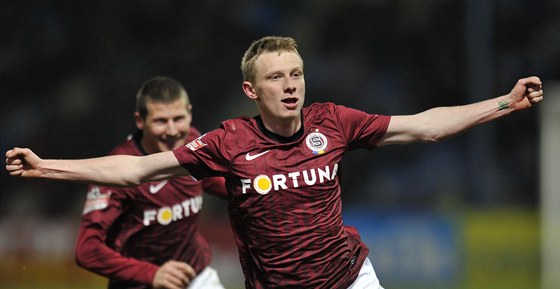 RADOST ST�ELCE. Ladislav Krej�� ze Sparty se raduje z jednoho ze sv�ch dvou