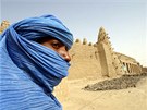Tuareg stojí na archivním snímku p�ed starobylým Timbuktu v Mali (19. b�ezna...