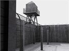 Instalace koncentra�n�ho t�bora na pra�sk�m Karlov� n�m�st�.