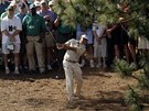 V PROBL�MECH. Phil Mickelson ve fin�lov�m kole Masters. 