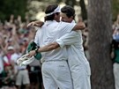 VYHR�LI JSME. Bubba Watson  a jeho caddie Chad Reynolds po v�t�zstv� na