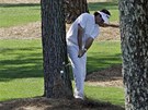 JAKO HOUBA�. Bubba Watson se ocitl v probl�mech, m��ek mus� zachra�ovat mezi