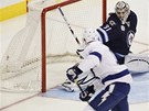 Teddy Purcell z Tampy p�ekon�v� g�lmana Ond�eje Pavelce z Winnipegu.