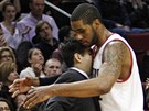 LaMarcus Aldridge a jeho portlandsk� kou� Kaleb Canales oslavuj�.