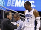 Stan Van Gundy z pozice tren�ra a pivotman Dwight Howard prob�raj� hru Orlanda