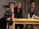 Z p�edstaven� Na m�l�in� - Barbora Munzarov�, Iva Jan�urov� a Sabina Remundov� 