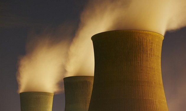 Chladící věže elektrárny John E. Amos Power Plant ve Virginii sice nechrlí do