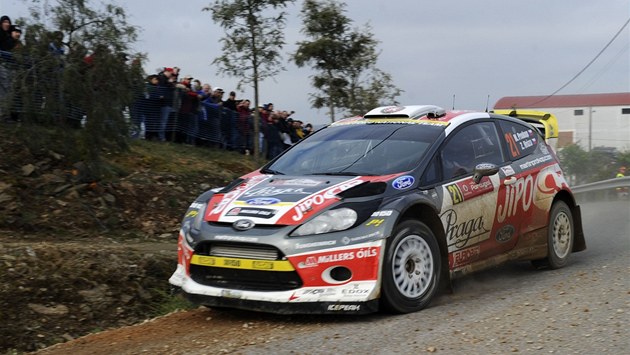 NA ŠOTOLINĚ. Český jezdec Martin Prokop s fordem při Portugalské rallye