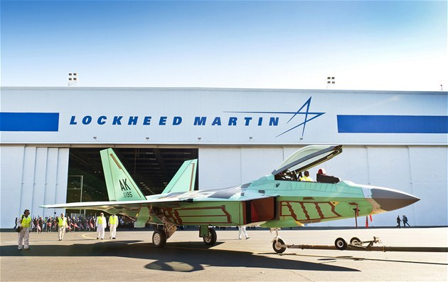 F-22 Raptor opou�t� v�robn� linku.