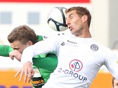 DVA DLOUHÁNI. Libor Došek ze Slovácka (vpravo) hlavičkuje, brání ho jablonecký