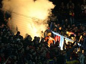SPARŤANSKÉ PEKLO. Sparťanští fanoušci odpálili ve svém kotli několik dýmovnic a