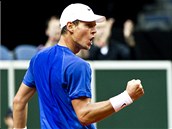 RADOST NA VŠECH FRONTÁCH. Tenista Tomáš Berdych se raduje v zápase Davisova poháru proti Janku Tipsarevičovi ze Srbska. Radost má také sázkař, který na Berdycha vsadil velké peníze.