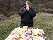 Stůl hrůzy byl plný tučného jídla a sladkostí. Zcela na něm chyběla zelenina.
