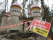 Vandalové poničili Kočičí hrádek u Slatiňan.